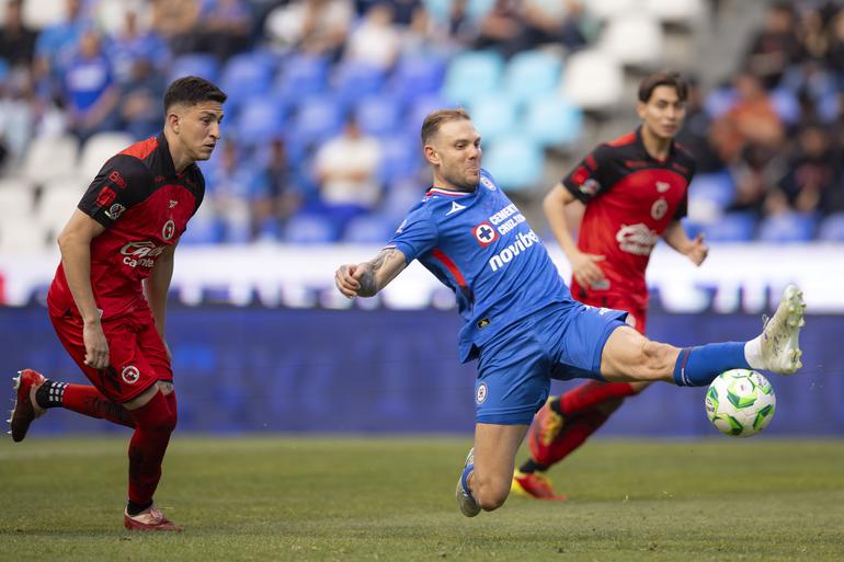 Intento de Carlos Rotondi, de Cruz Azul, ante Xolos | MEXSPORT