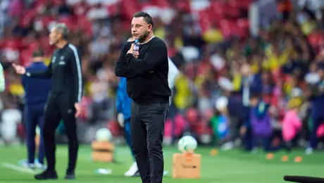 Antonio Mohamed explota contra abanderada del América vs. Toluca: “No puede abrazar así a Zendejas”
