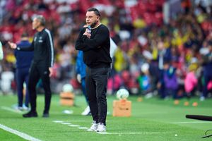 Antonio Mohamed explota contra abanderada del América vs. Toluca: “No puede abrazar así a Zendejas”