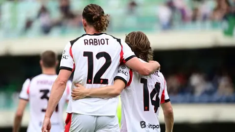 Adrien Rabiot y Luka Modric en la celebración del gol de AC Milan contra Hellas Verona | AFP