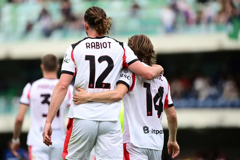Adrien Rabiot y Luka Modric en la celebración del gol de AC Milan contra Hellas Verona | AFP