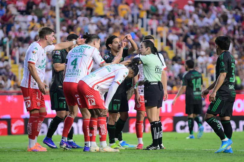 Jugadores de Necaxa y Tigres reclaman a Katia Itzel García | IMAGO 7