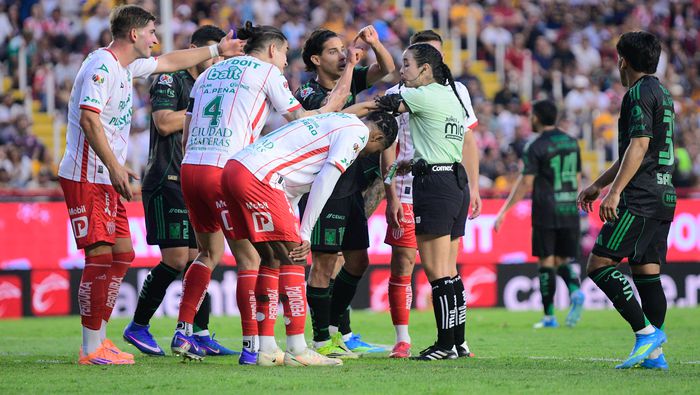 Jugadores de Necaxa y Tigres reclaman a Katia Itzel García | IMAGO 7