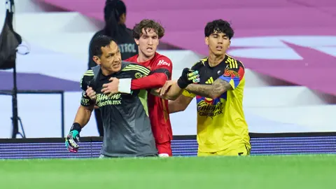 Marcel Ruiz y Kevin Álvarez con Rodolfo Cota durante la pelea entre jugadores de América y Toluca | MEXSPORT