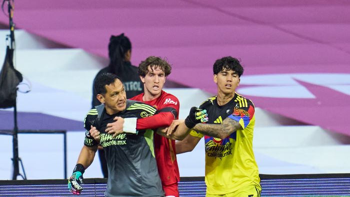 Marcel Ruiz y Kevin Álvarez con Rodolfo Cota durante la pelea entre jugadores de América y Toluca | MEXSPORT