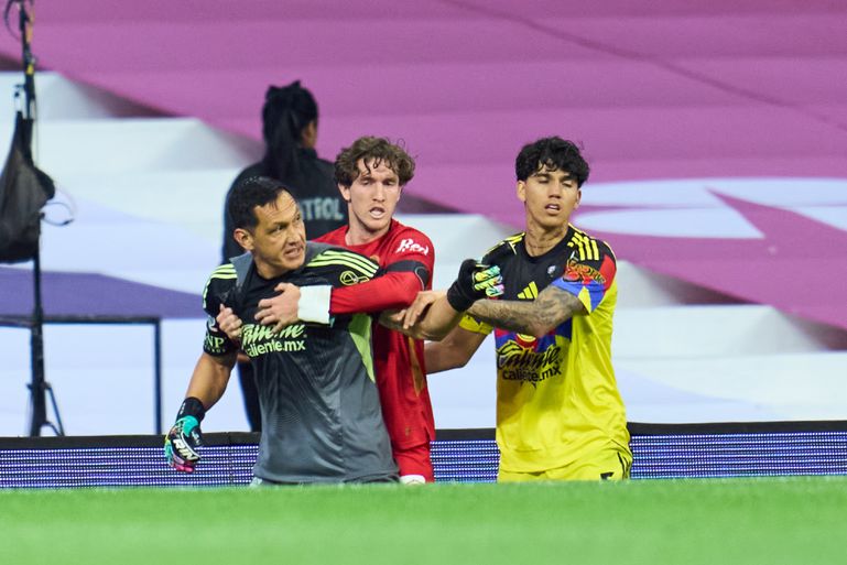 Marcel Ruiz y Kevin Álvarez con Rodolfo Cota durante la pelea entre jugadores de América y Toluca | MEXSPORT