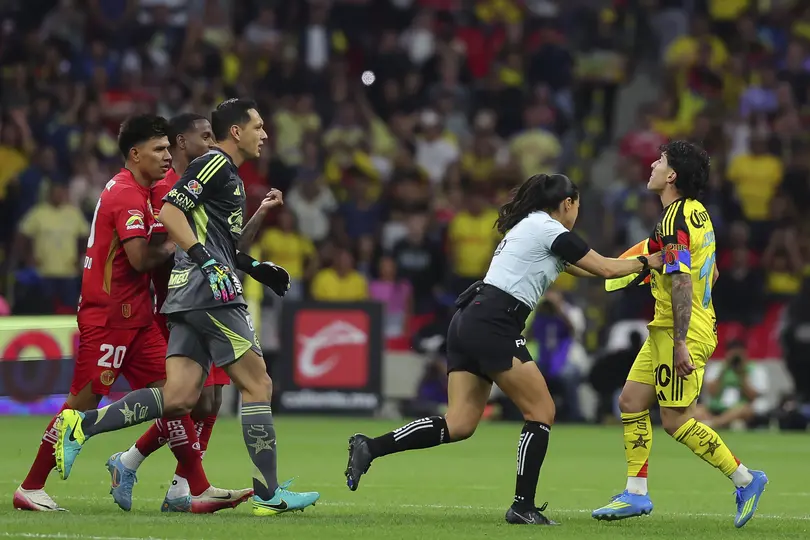 Karen Díaz durante la pelea entre Helinho y Alejandro Zendejas en el partido de América y Toluca | IMAGO 7