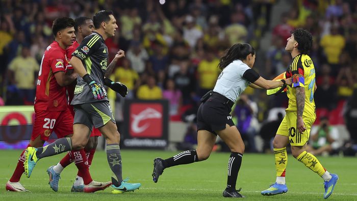 Karen Díaz durante la pelea entre Helinho y Alejandro Zendejas en el partido de América y Toluca | IMAGO 7
