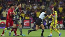 Karen Díaz durante la pelea entre Helinho y Alejandro Zendejas en el partido de América y Toluca | IMAGO 7