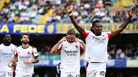 Rafa Leao y Adrien Rabiot en celebración tras el gol de AC Milan contra Hellas Verona | AFP