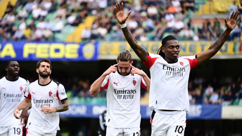 Rafa Leao y Adrien Rabiot en celebración tras el gol de AC Milan contra Hellas Verona | AFP