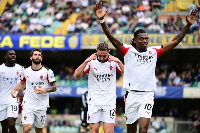 Rafa Leao y Adrien Rabiot en celebración tras el gol de AC Milan contra Hellas Verona | AFP