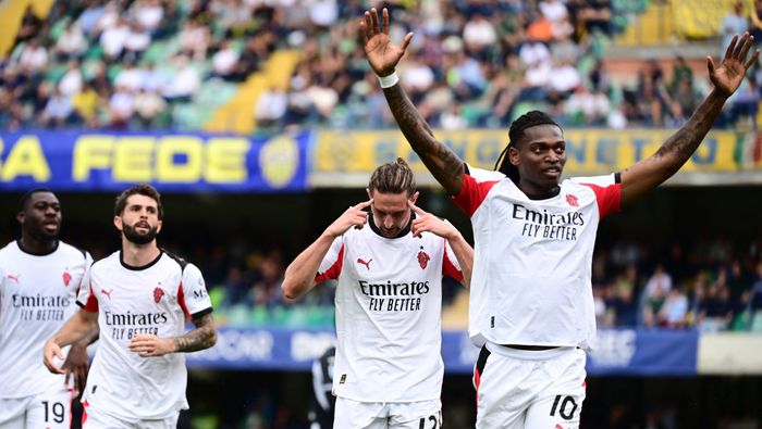 Rafa Leao y Adrien Rabiot en celebración tras el gol de AC Milan contra Hellas Verona | AFP