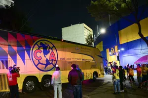Camión del América sufre percance previo al juego ante Toluca