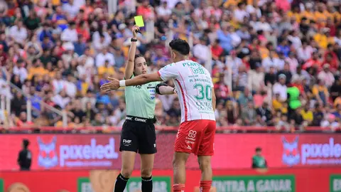 Katia Itzel García amonesta a Ricardo Monreal de Necaxa | IMAGO 7