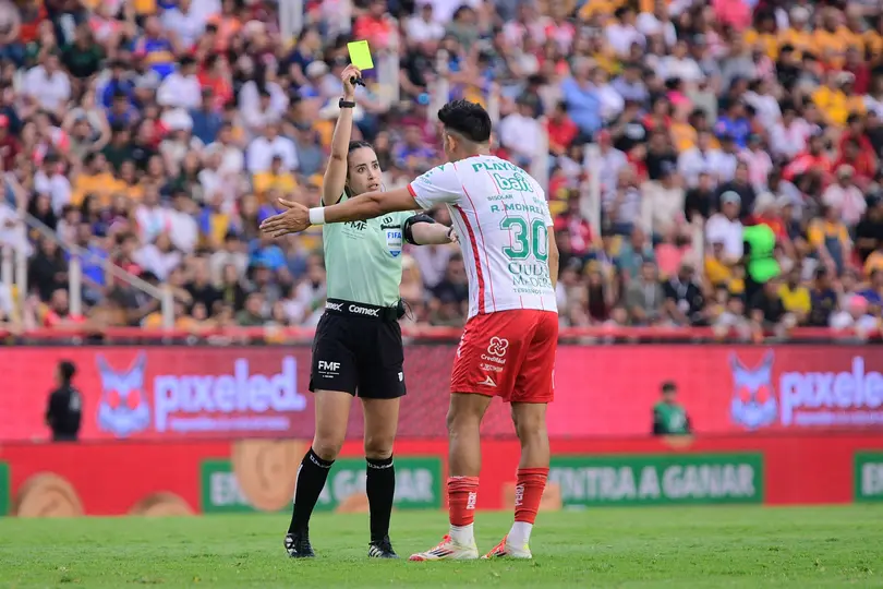 Katia Itzel García amonesta a Ricardo Monreal de Necaxa | IMAGO 7
