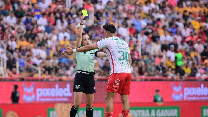 Katia Itzel García amonesta a Ricardo Monreal de Necaxa | IMAGO 7
