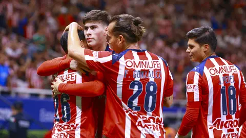 Jugadores de Chivas celebrando el gol de Hugo Camberos