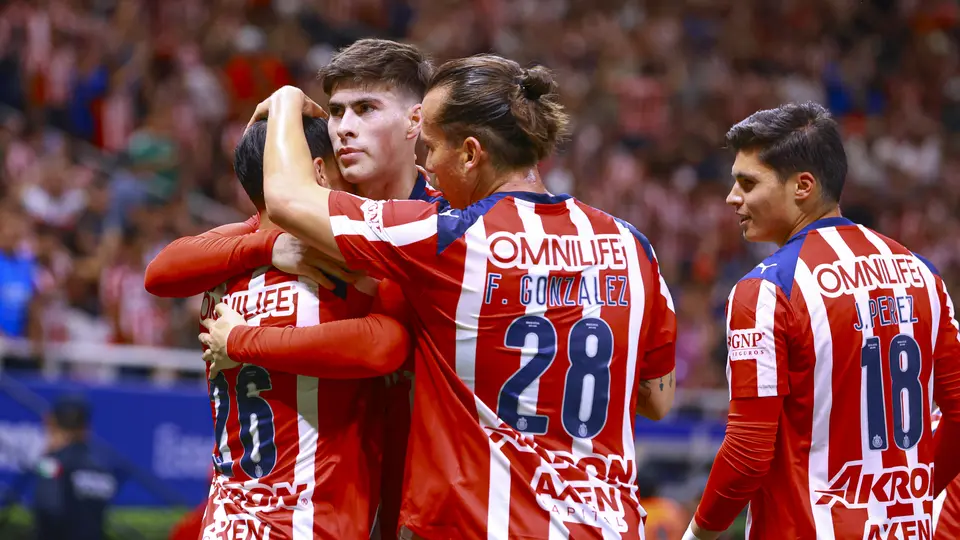 Jugadores de Chivas celebrando el gol de Hugo Camberos