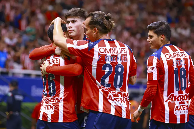 Jugadores de Chivas celebrando el gol de Hugo Camberos