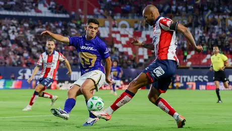 ¿Reglamento de FIFA contradice a la Comisión de Árbitros tras polémica en el VAR de San Luis vs Pumas? Esto es lo que se sabe
