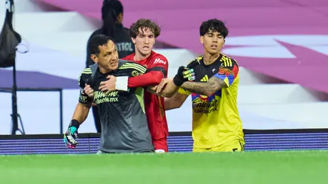 Marcel Ruíz controlando a Rodolfo Cota | MexSport