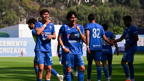 Castro festejando un gol con las inferiores de Cruz Azul | Imago7