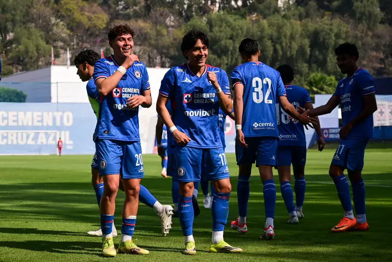 Castro festejando un gol con las inferiores de Cruz Azul | Imago7