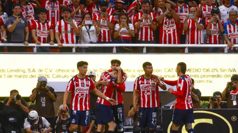 Jugadores de Chivas celebrando la goleada ante Puebla | MEXSPORT