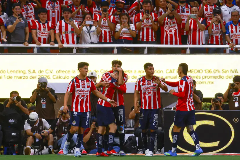 Jugadores de Chivas celebrando la goleada ante Puebla | MEXSPORT