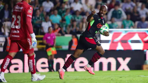 Óscar Estupiñán anotando su penal ante León