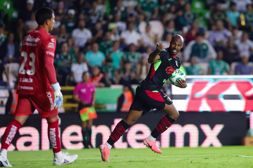 Óscar Estupiñán anotando su penal ante León