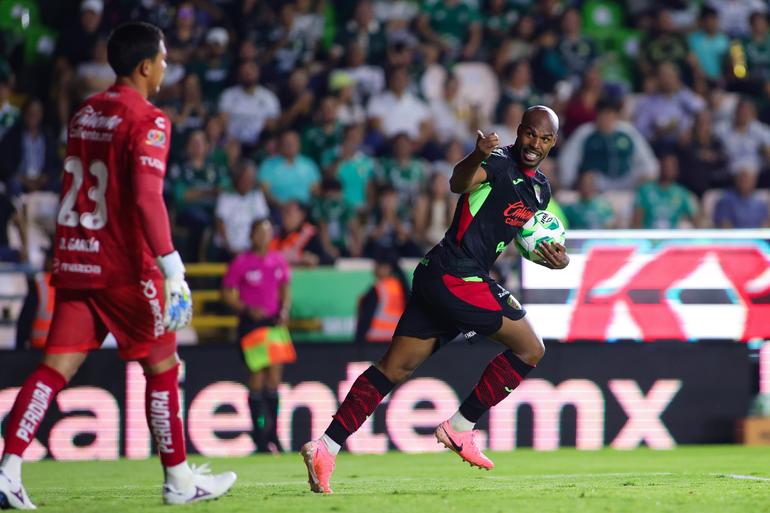 Óscar Estupiñán anotando su penal ante León | MEXSPORT