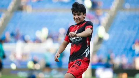Gilberto Mora calentando en el Estadio Cuauhtémoc