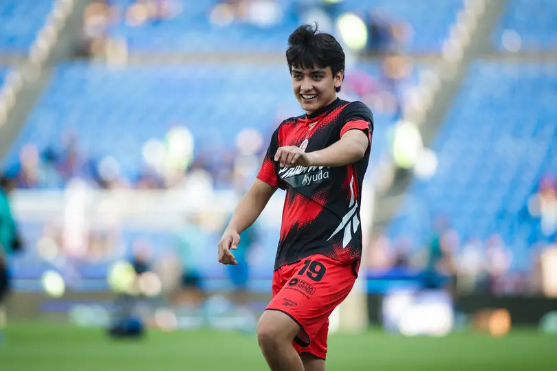Gilberto Mora calentando en el Estadio Cuauhtémoc
