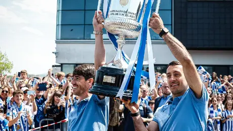 ‘La copa está en casa’: Real Sociedad llegó con la Copa del Rey a Gipuzkoa