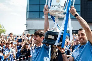 ‘La copa está en casa’: Real Sociedad llegó con la Copa del Rey a Gipuzkoa
