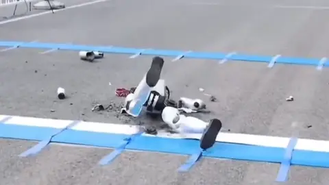 Algunos robots presentaron fallas durante el recorrido, evidenciando los retos que aún enfrenta la robótica. / RS