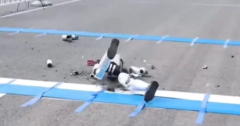 Algunos robots presentaron fallas durante el recorrido, evidenciando los retos que aún enfrenta la robótica. / RS