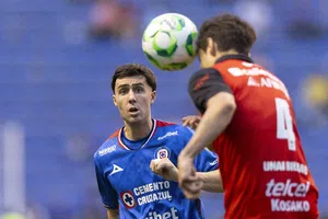 Afición de Cruz Azul abuchea a José Paradela previo a su ingreso ante Xolos