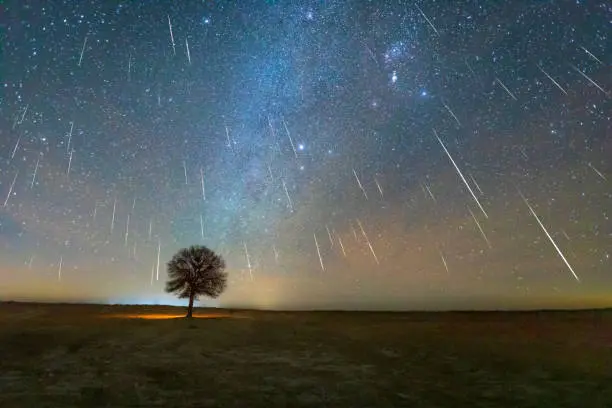 Las “estrellas fugaces” podrán observarse mejor durante la madrugada, en lugares con poca contaminación lumínica. / iStock