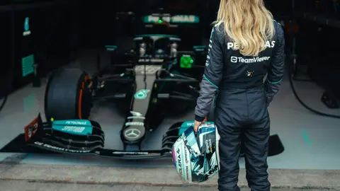 Doriane Pin en su sesión de pruebas con Mercedes a bordo de un W12 |  X: @MercedesAMGF1
