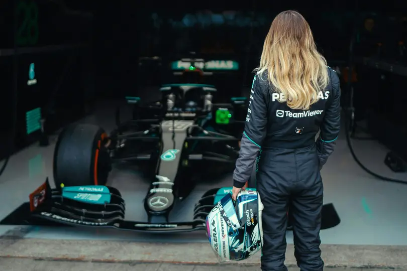 Doriane Pin en su sesión de pruebas con Mercedes a bordo de un W12 |  X: @MercedesAMGF1