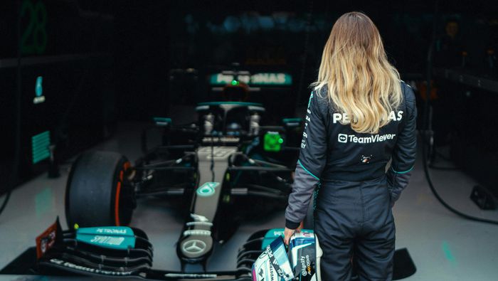 Doriane Pin en su sesión de pruebas con Mercedes a bordo de un W12 |  X: @MercedesAMGF1