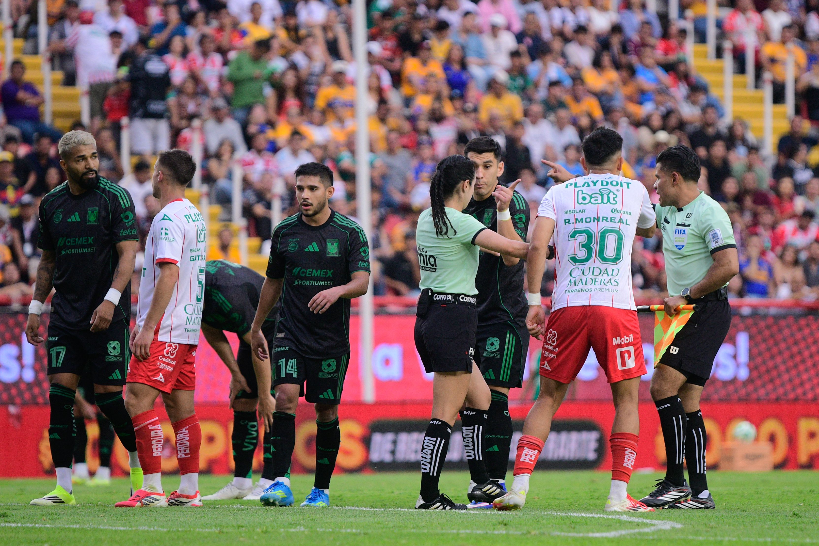 Jugadores de Necaxa y Tigres reclaman a Katia Itzel García | IMAGO 7