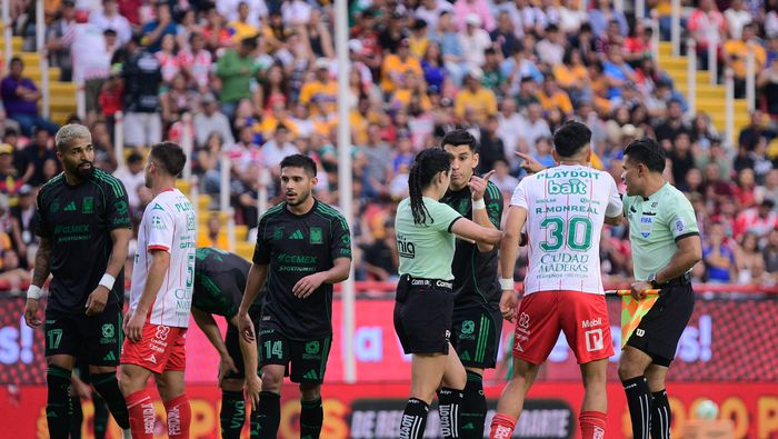 Jugadores de Necaxa y Tigres reclaman a Katia Itzel García | IMAGO 7