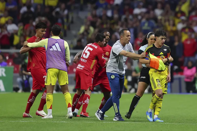 Karen Díaz durante la pelea entre Helinho y Alejandro Zendejas en el partido de América y Toluca | IMAGO 7