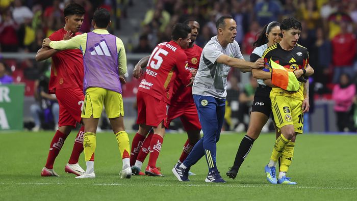 Karen Díaz durante la pelea entre Helinho y Alejandro Zendejas en el partido de América y Toluca | IMAGO 7