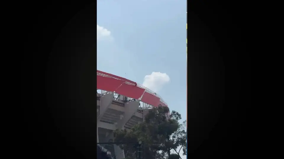 Se desprenden las lonas del Banorte