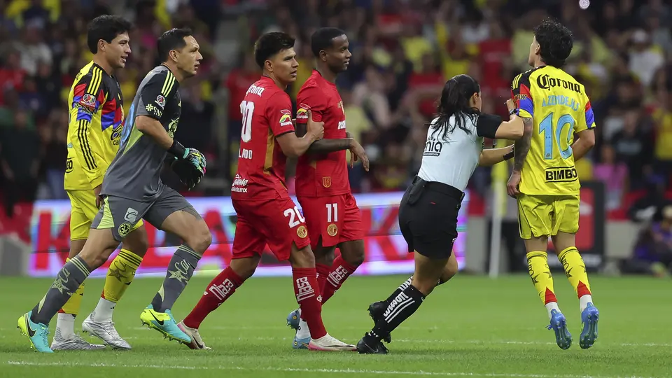 Karen Díaz durante la pelea entre Helinho y Alejandro Zendejas en el partido de América y Toluca | IMAGO 7